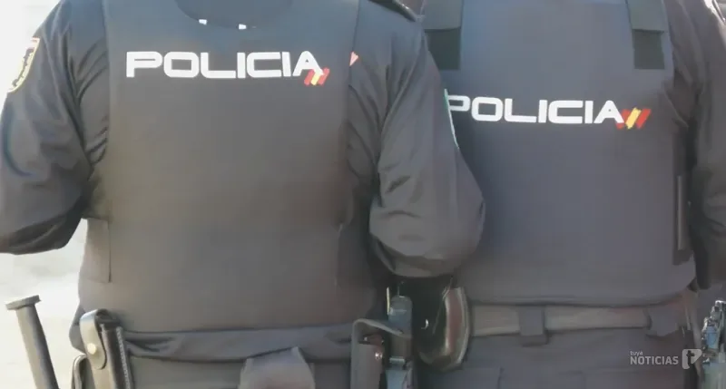 Tres agentes de la Policía Nacional salvan la vida a un hombre en la frontera con Gibraltar