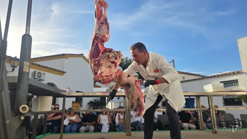 Del matadero a la cultura: Barbate reivindica su tradición ganadera con un despiece de ternera ecológica en un escenario cargado de simbolismo