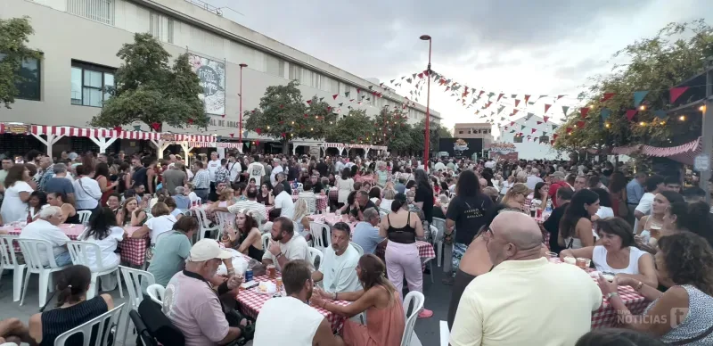 Los chicharrones "gratuitos" vuelven a llenar el centro de Chiclana