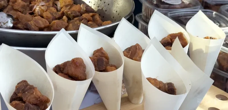 Los chicharrones "gratuitos" vuelven a llenar el centro de Chiclana