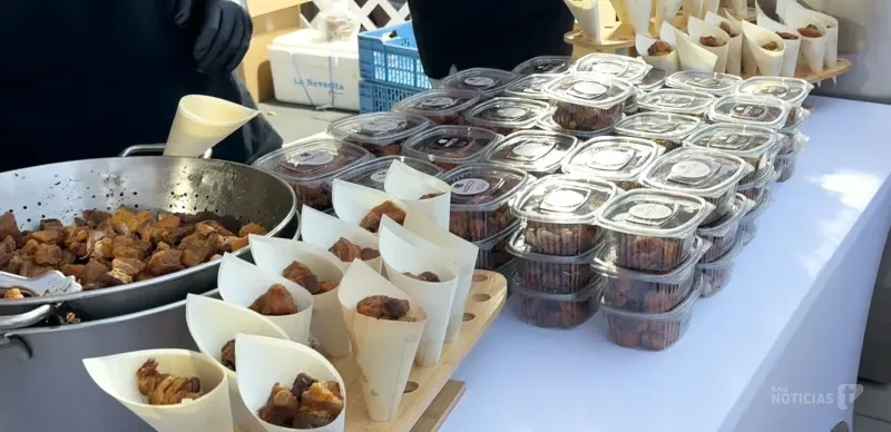 Los chicharrones "gratuitos" vuelven a llenar el centro de Chiclana