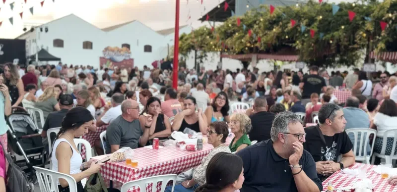 Los chicharrones "gratuitos" vuelven a llenar el centro de Chiclana