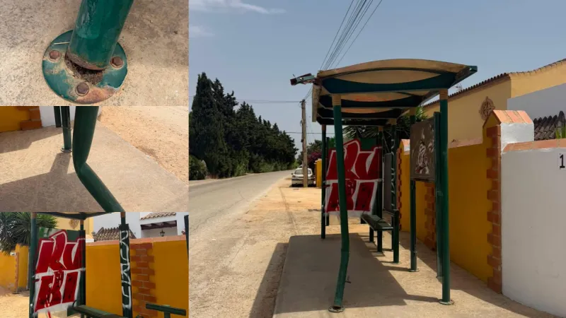 Un vecino alerta del peligro de una parada de autobús deteriorada en Conil