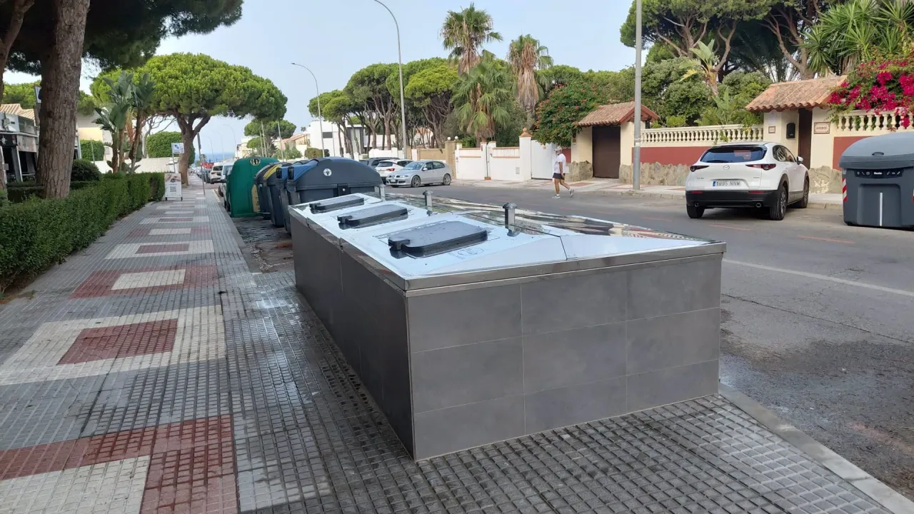Chiclana estrena cuatro nuevos puntos de contenedores soterrados en La Barrosa