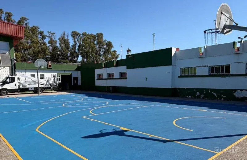 Así luce la pista de baloncesto recién renovada