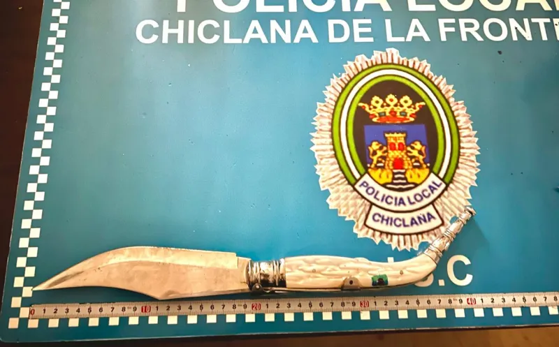 Una conductora sin carnet intenta ocultar su identidad en un control en Chiclana