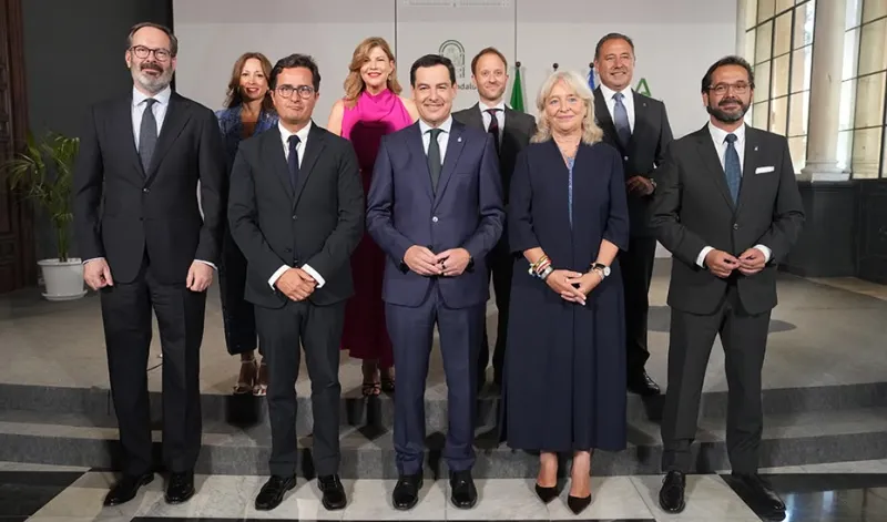 Juanma Moreno pide a los nuevos delegados mantener la cercanía y el diálogo como señas de identidad de la Junta