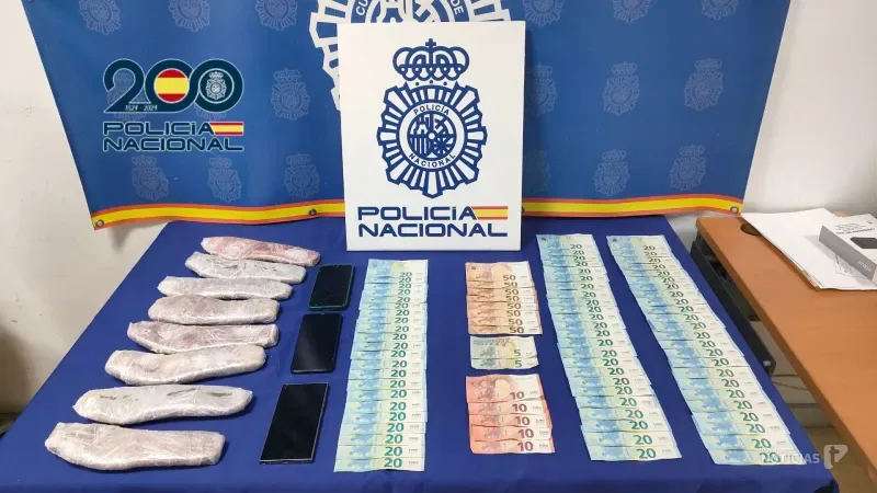 La Policía Nacional detiene a dos personas con 2,7 kilos de hachís en Algeciras
