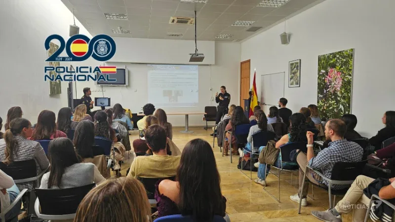 La Policía Nacional forma a 44 sanitarios de Algeciras en técnicas para prevenir agresiones