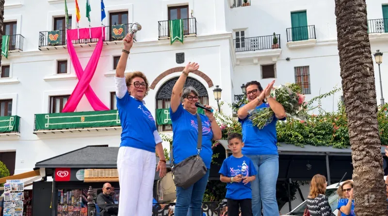 Nena toca la campana en la plaza de los pescaitos. Fotografía de Ayuntamiento de Vejer