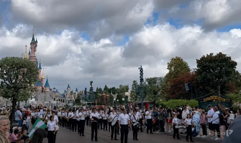 Conil lleva su música hasta Disneyland París y sorprende interpretando el himno del Cádiz CF en pleno corazón del parque