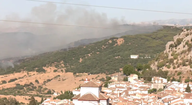 Incendio forestal en Grazalema obliga a desalojar un hotel y varias viviendas