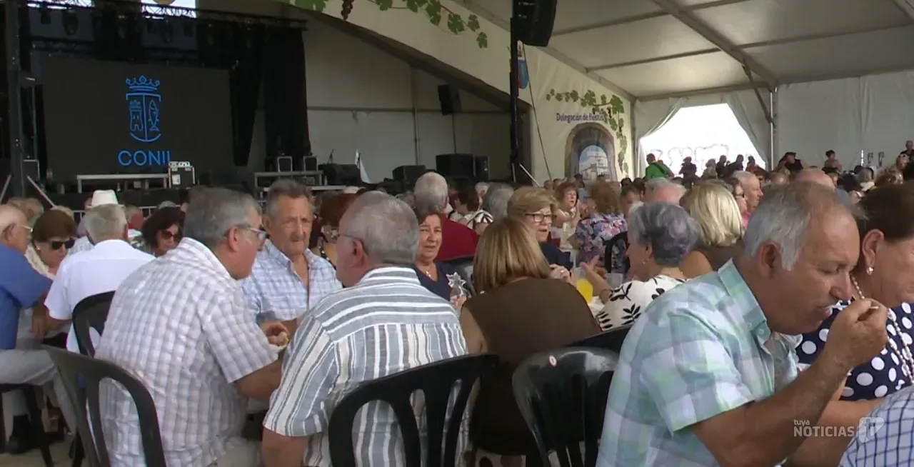 Quinientos mayores disfrutan de la comida festiva en la Feria de las Virtudes de Conil