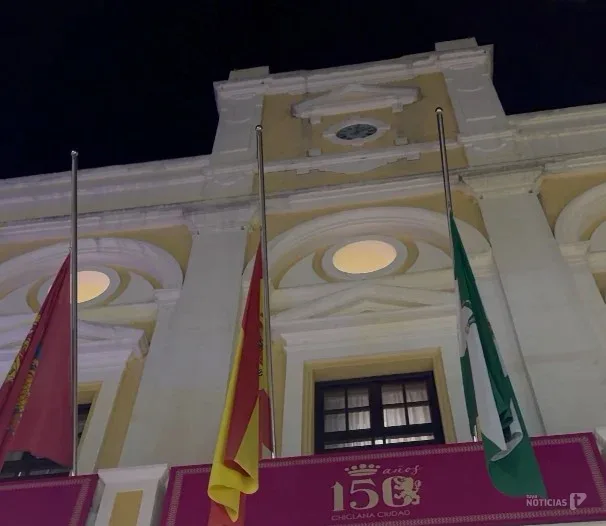 Las banderas ondean a media asta tras el minuto de silencio en Chiclana.