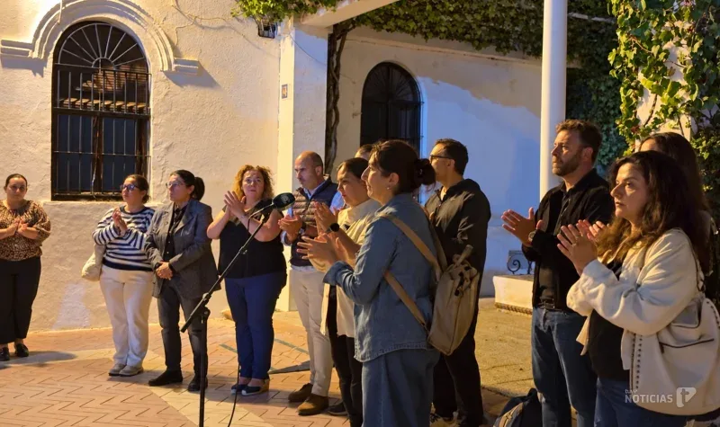 La corporación de Conil rompía el minuto de silencio con un aplauso a las víctimas.