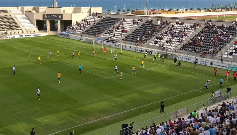 La Balona golpea primero y frena al Conil en La Línea (3-1)