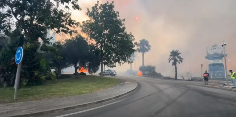 Incendio en Barbate: el fuego alcanza la zona del polígono y se amplía el operativo de emergencia