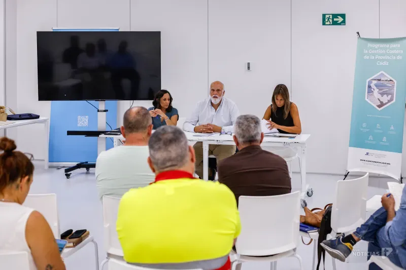 La Diputación reclama más ayudas para combatir el alga invasora que asola el litoral gaditano