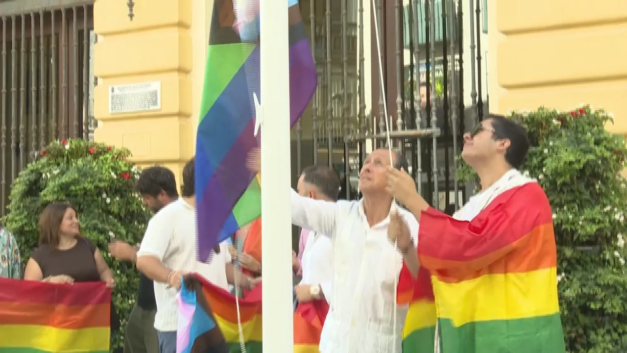 Chiclana reivindica la diversidad con el izado de la bandera LGTBI y un mensaje de “más orgullo y menos odio”