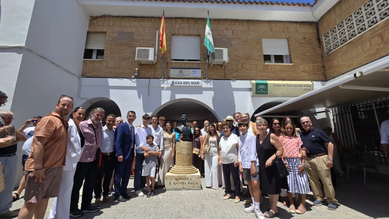 Barbate homenajea a Manuel Malia Bernal con un busto en la Casa del Mar