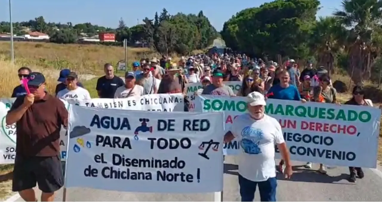 Cientos de vecinos del diseminado chiclanero salen a la calle para exigir agua de red