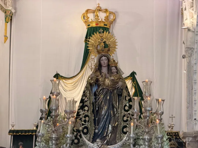 La Virgen de la Oliva ya recorre las calles de Vejer en una procesión multitudinaria y sin incidencias