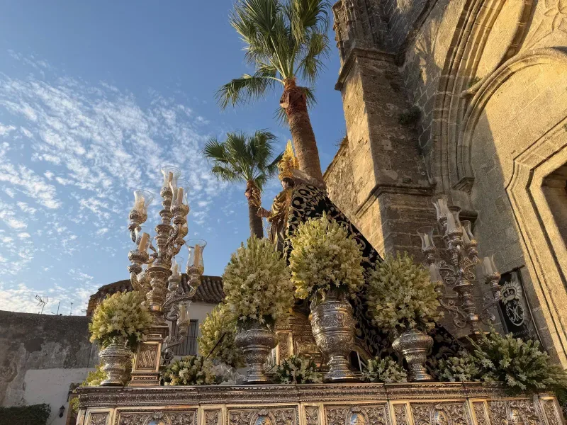 La Virgen de la Oliva ya recorre las calles de Vejer en una procesión multitudinaria y sin incidencias
