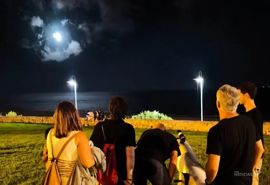 Conil mira a la Luna y llena La Atalaya de ciencia y astronomía