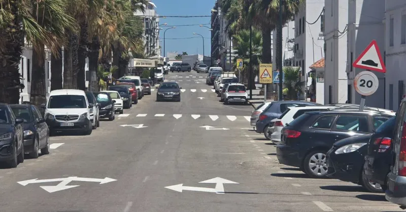 Pintado vial para reforzar la seguridad en Vejer