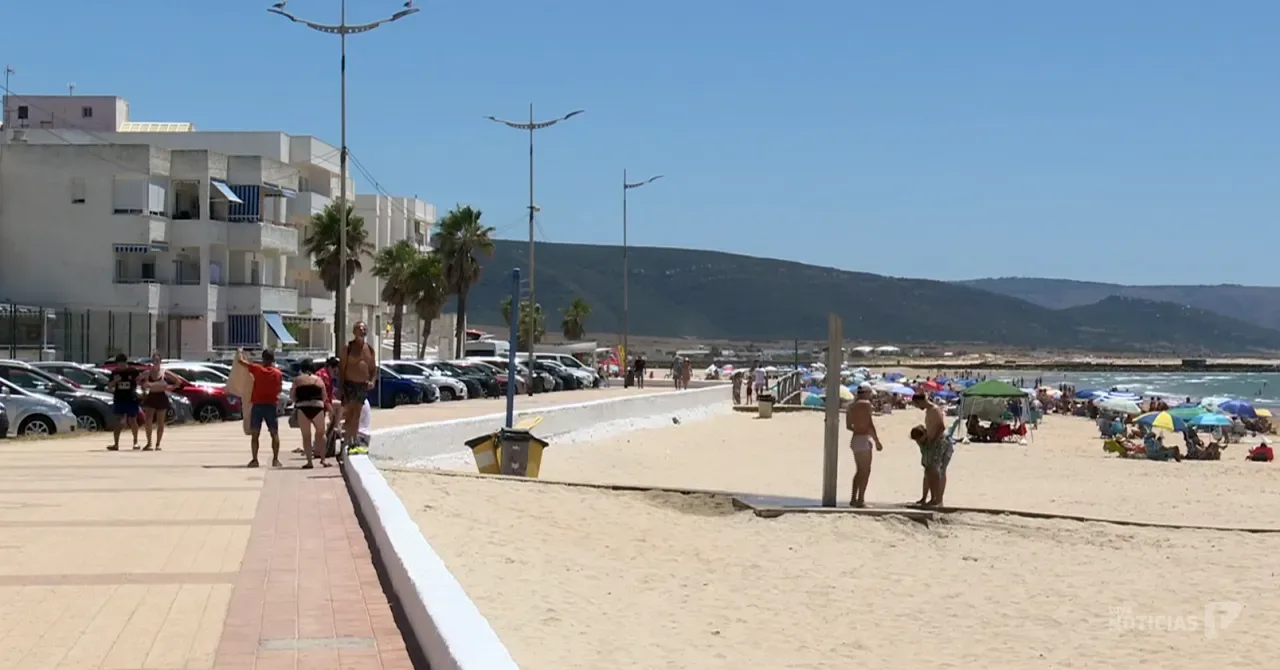 Barbate cierra provisionalmente la playa del Carmen tras la llegada de aguas residuales por las lluvias