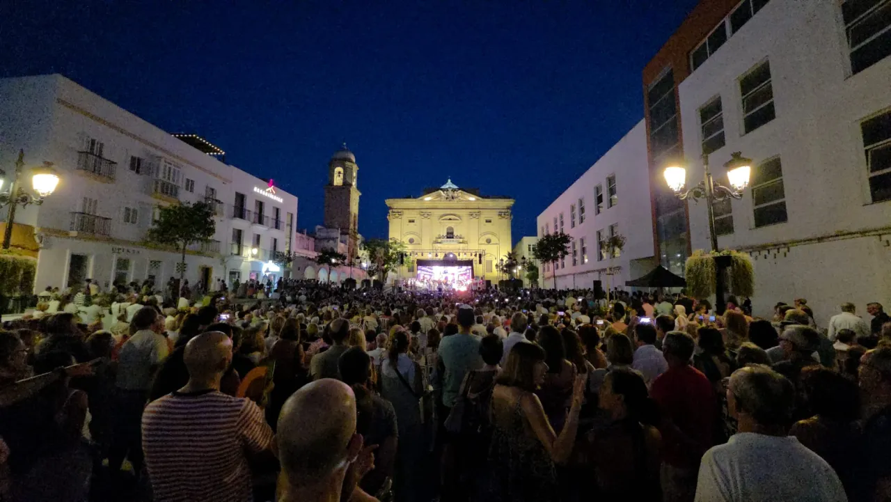 Más de 100 artistas llevan 'La Verbena de la Paloma' a una abarrotada Plaza Mayor