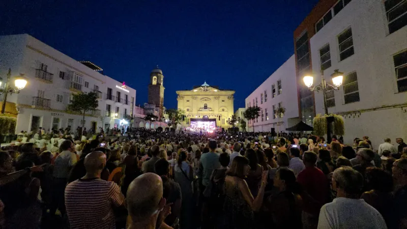 Más de 100 artistas llevan 'La Verbena de la Paloma' a una abarrotada Plaza Mayor