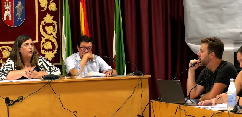IU Conil critica la gestión de casi cinco millones en facturas pendientes