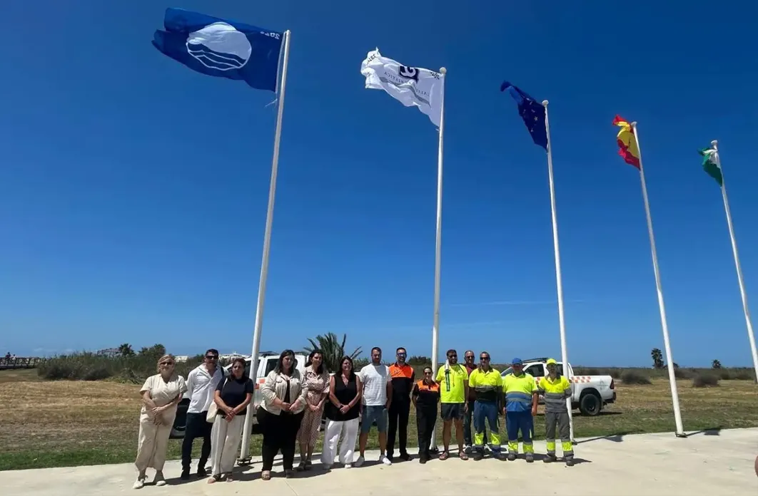 Conil iza las Banderas Azules y la Q de Calidad en sus principales playas