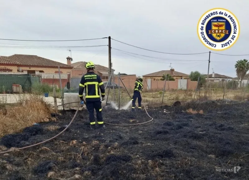 Un incendio calcina 4.000 metros cuadrados de pasto en Chiclana