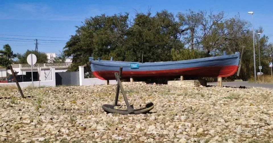 Conil renueva el barco decorativo de una de sus rotondas de entrada