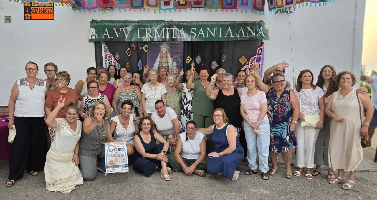 Santa Ana reúne a una treintena de vecinas en el exitoso estreno de su Concurso de Cadenetas