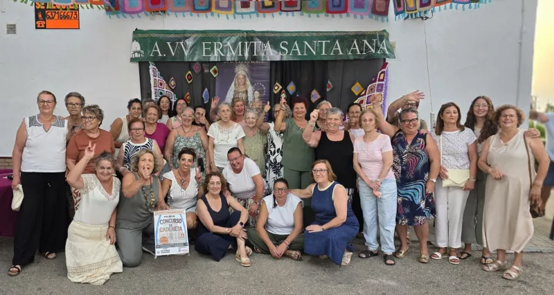 Santa Ana reúne a una treintena de vecinas en el exitoso estreno de su Concurso de Cadenetas