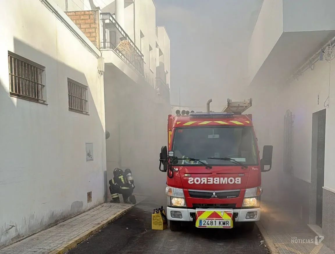 Susto en la calle Isaac Peral de Barbate tras producirse un incendio