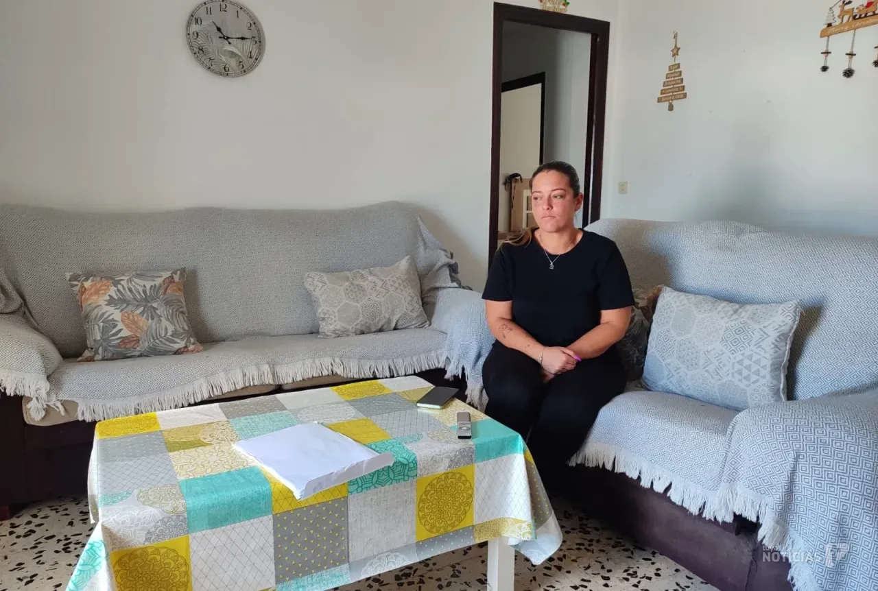 "No quiero que mis hijos duerman en la calle": el drama de Emilia, la madre de Vejer que tiene 20 días para abandonar su casa