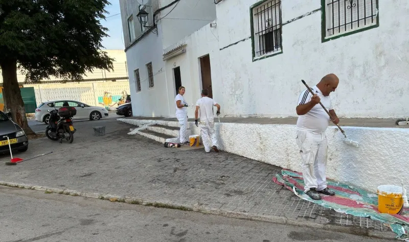 Barbate impulsa la mejora de sus barriadas con nuevas actuaciones de pintura y mantenimiento