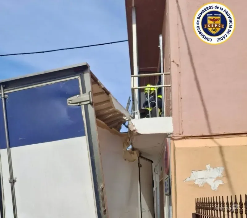 Espectacular impacto de un camión contra un balcón en El Puerto