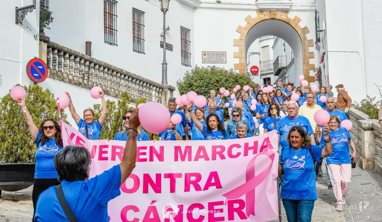 Vejer se tiñe de azul contra el cáncer en una marcha marcada por la emoción y la esperanza