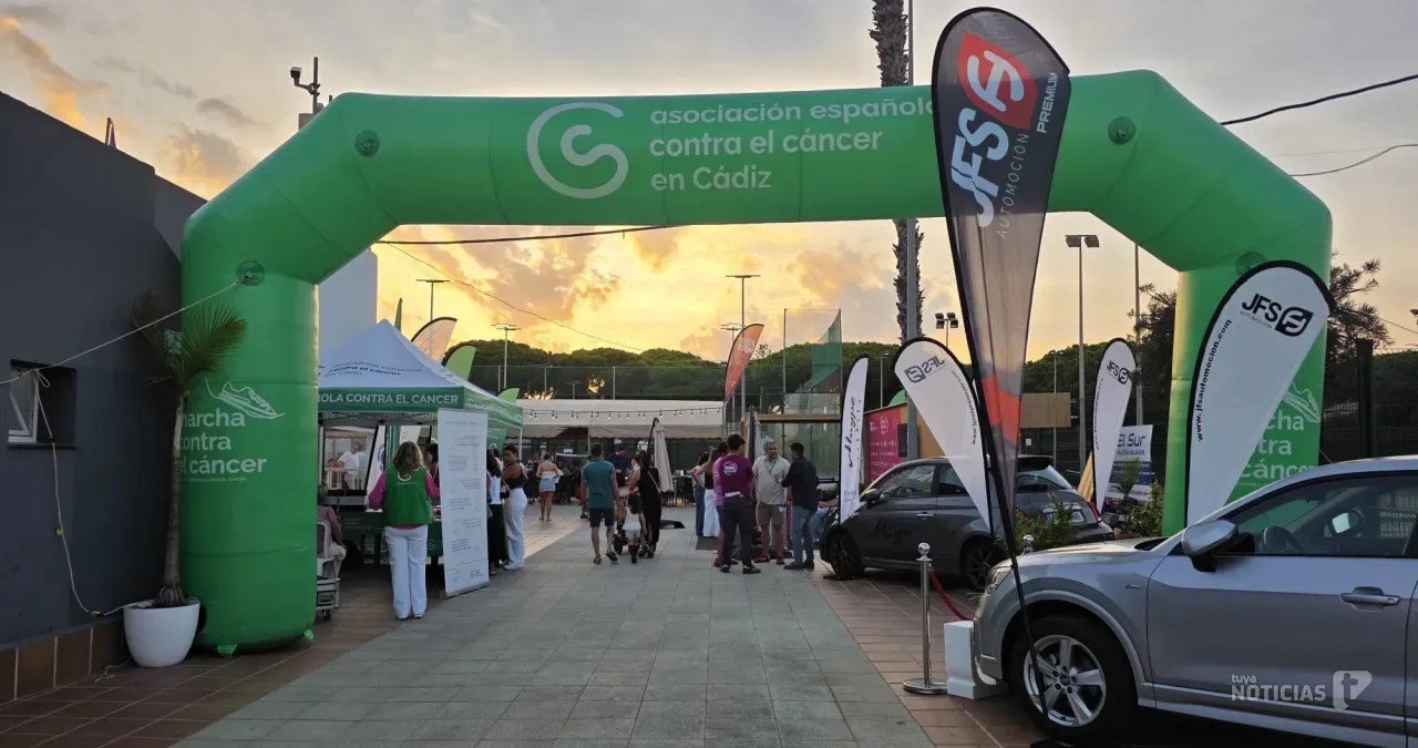 El pádel vuelve a ganar: 260 jugadores llenan de solidaridad el Club La Barrosa