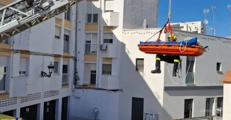 Rescatan a un hombre lesionado en una azotea de San Fernando con ayuda de una autoescala