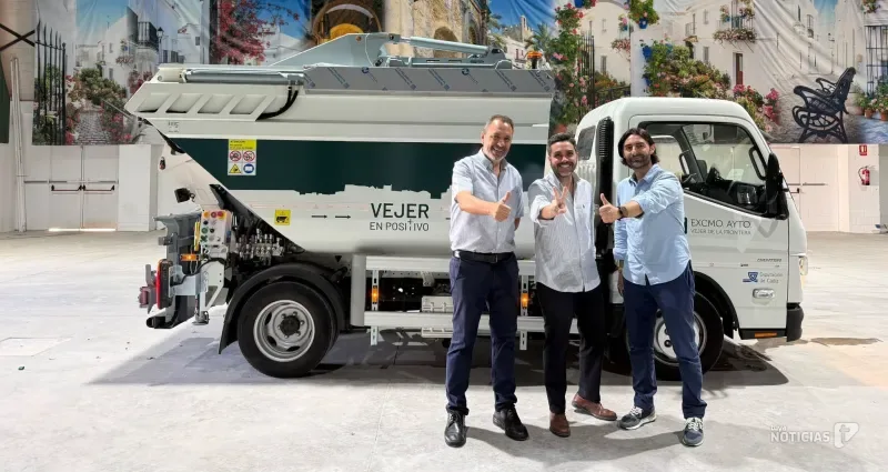 Vejer incorpora un nuevo camión para reforzar la recogida de residuos en las zonas de difícil acceso