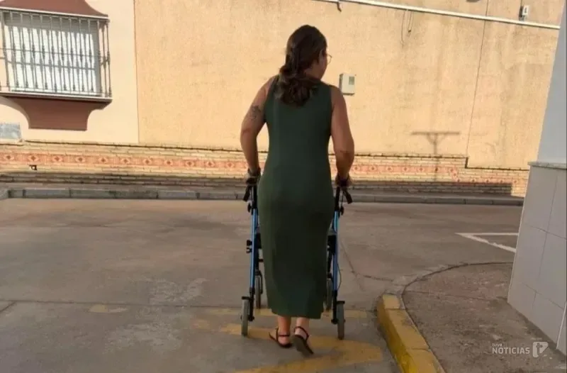 Una camarera de piso con fibromialgia regresa al trabajo con andador tras casi dos años de baja