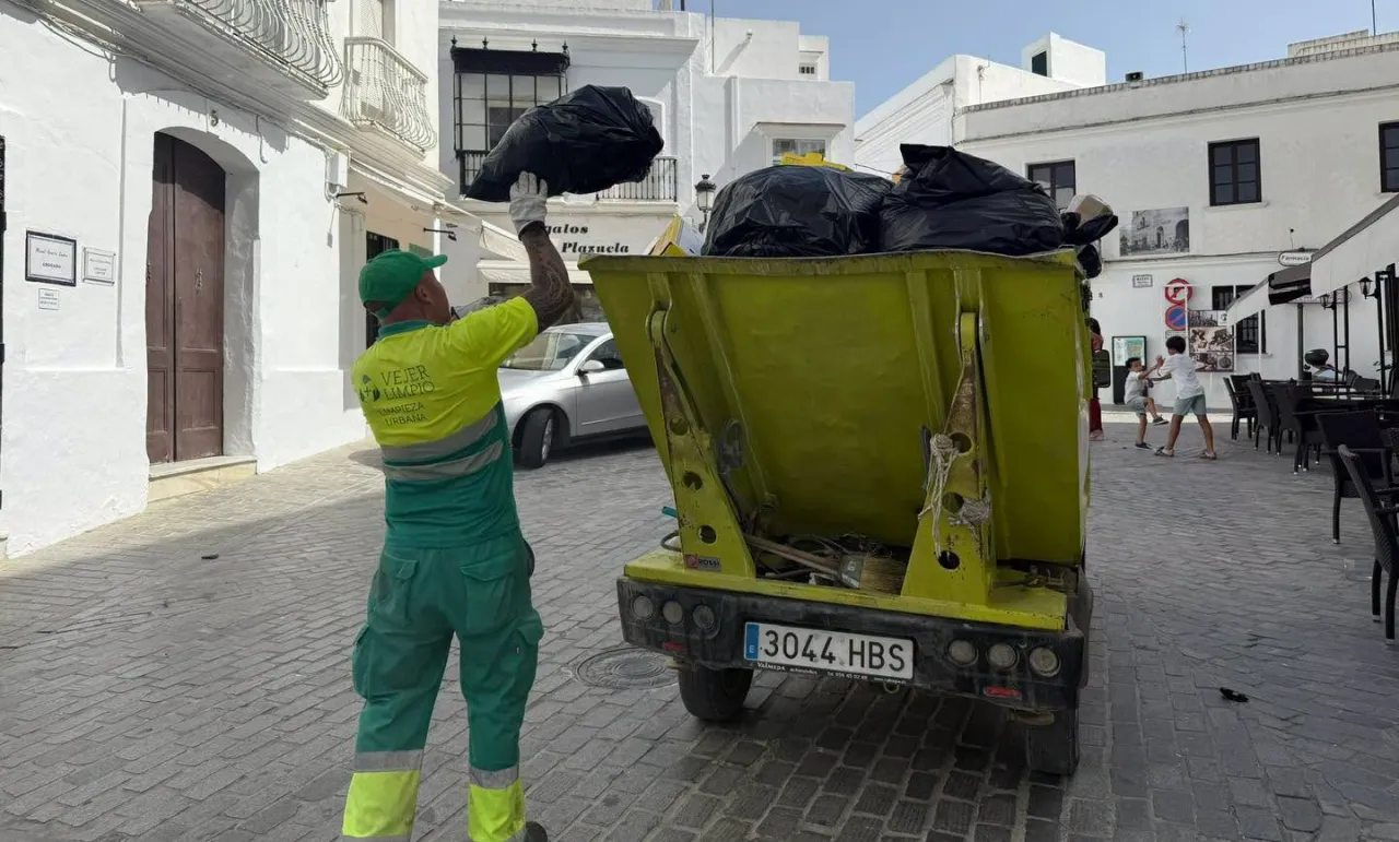 Vejer refuerza la recogida de residuos para la hostelería desde el 1 de agosto