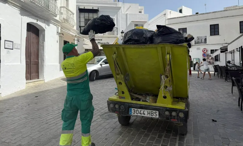 Vejer refuerza la recogida de residuos para la hostelería desde el 1 de agosto