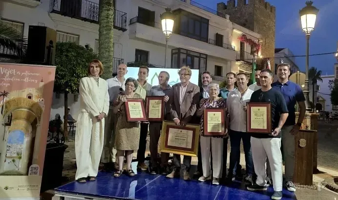 Vejer se viste de gala para homenajear a quienes han llevado el nombre del pueblo mucho más allá de sus fronteras